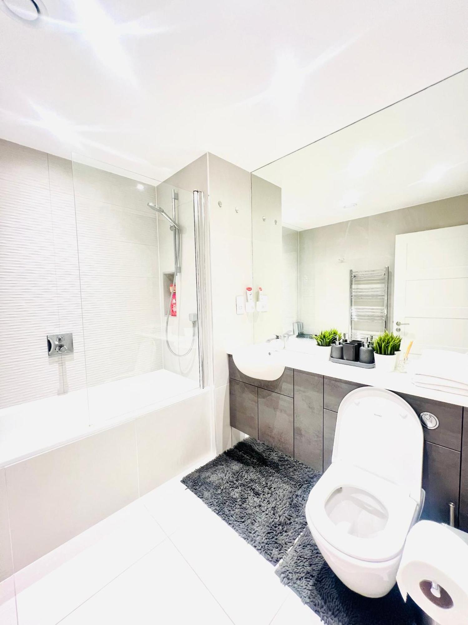 Luxxe With Parking, Prime Location London